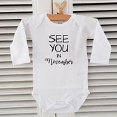 Baby romper met tekst-zwangerschap aankondiging  Zwangerschapsaankondiging 2022 geboren maand See you in November | Lange mouw | wit | maat 50/56 | kraam Cadeau voor de liefste aanstaande oma en opa mama papa oom tante | Bekendmaking zwangerschap