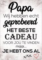 Spreukenbordje: Papa, Wij Hebben Echt Geprobeerd Het Beste Cadeau Voor Jou Te Vinden... - 14 x 20 cm