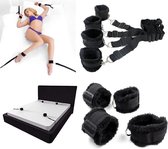 BDSM Bed Bondage Set Voor Onder het Bed Door - Met Extra Zachte Pluche Voering en Klittenband - Verstelbare Maat - Handboeien & Enkelboeien  - Past Op Elke Matras of Bed - Vastbinden - Kinky - Kleur Zwart - Discreet Verpakt!