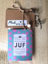 Thee cadeau met de tekst ''Voor de allerleukste juf, bedankt voor alles", met sleutelhanger en bedeltje, 4 verschillende theezakjes, lief kadootje, jufkado, school, bedankje, bedankt, afscheid, theekado, kadopakket, geschenkpakket