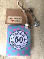 Thee cadeau met de tekst ''Sarah 50 jaar gefeliciteerd", kado met sleutelhanger en bedeltje, 4 verschillende theezakjes, leuk kadootje, theekado, geschenkpakket, relatiegeschenk, kadopakket