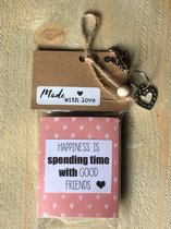 Thee cadeau met de tekst 'Happiness is spending time with good friends', met sleutelhanger en hart bedeltje, 4 verschillende theezakjes, lief kadootje, vriendschap, vriendin, theekado, geschenkpakket, relatiegeschenk, cadeaupakket, Valentijnsdag