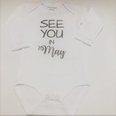 Baby Rompertje aankondiging zwangerschap Zwangerschapsaankondiging maand See you in May Mei | Lange mouw | wit | maat 50/56 | Cadeau voor de liefste aanstaande oma en opa mama papa oom tante | Bekendmaking zwangerschap