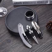 Decantino® - Wijn Gift Set - 4 Delig - Inc. Wijnopener, Wijnstopper, Wijnschenker, Druppelring en ronde leren hoes voor het perfecte cadeau! - Wijn Accessoires- Luxe wijnset geschenkset kado set - Flessenstop - Kelnersmes Flesopener Kurkentrekker