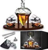 MikaMax Diamant Whiskey Decanter - Deluxe Uitvoering - Whiskey Set - Eiken Standaard - Whiskey Karaf - Whiskey Glazen - Whiskey Stones - Incl. Luxe Cadeauverpakking - 850ml