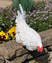Zittend Kip beeld wit 24cm kippen tuinbeeld op rand - Kip decoratie| GerichteKeuze