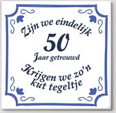 Huwelijk cadeau | Zijn We Eindelijk 50 jaar Getrouwd Krijgen We Zo'n Kut Tegeltje | Fotofabriek Spreuktegel | Kut tegeltje 50 jaar getrouwd | Gratis ophangsysteem